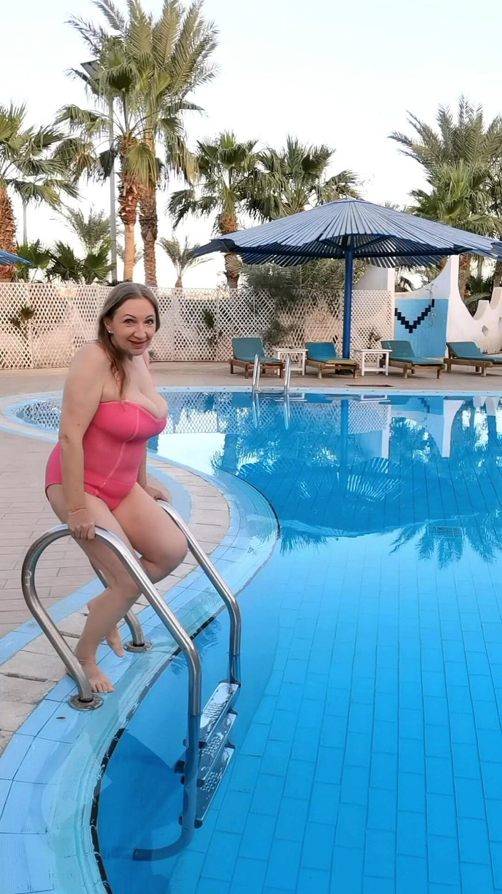 MariaOld: 温泉は巨乳熟女は水着を脱ぐ