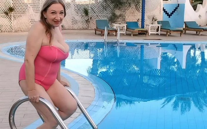 Maria Old: Sexy prsatá MILFka si svléká plavky