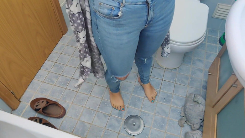Miss Squirting: Asking stepmother to depilate my legs ends in facial cumshot