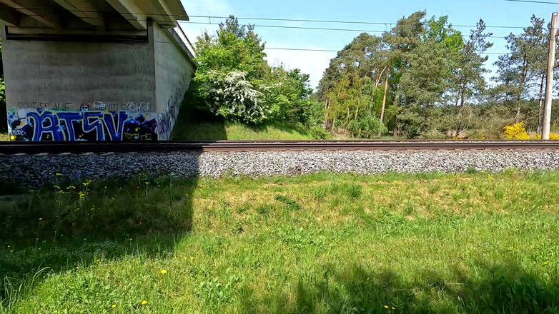 Bouncy Tits Action: Nackte Brüste Auspeitschen Am Bahnhof