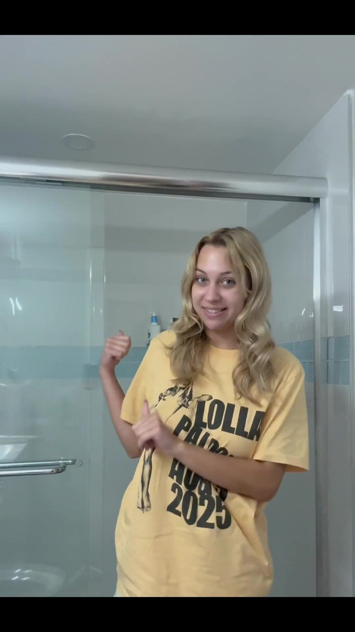 Tiffstreatsxoxo: Stripping Fully Naked for a Morning Pee in the Shower