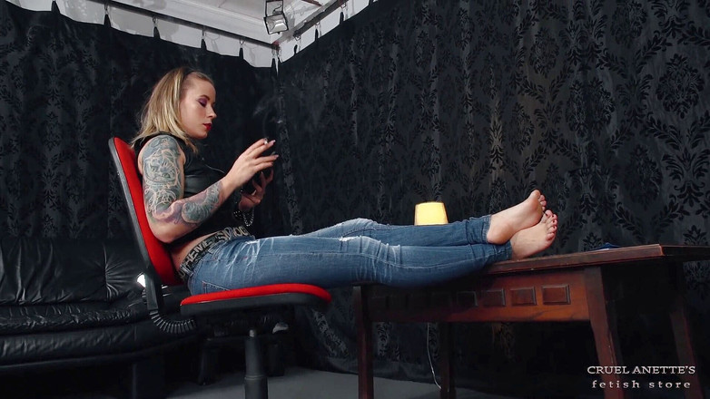 Cruel Anettes fetish world: Piedi stanchi e sigaretta
