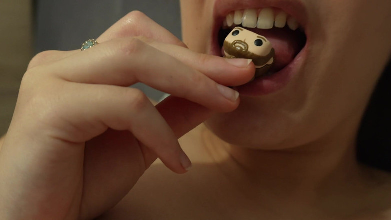 AmayaMori: Reuzin meisje beft een klein mens en zuigt hem af