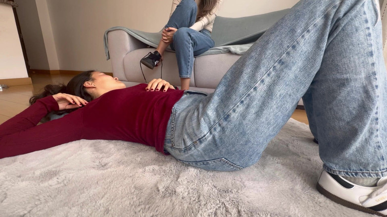 scarlettandc: 여친의 발 냄새를 맡는 페티쉬를 채우다