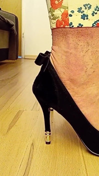 섹시한 블랙 스웨이드 뾰족한 발가락 하이힐을 신고 발 뒤꿈치에 활을 대고 펌프스를 신은 크로스드레서