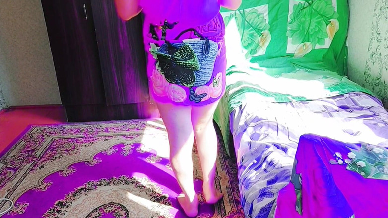 Kitty_Cross: 穿着超大衬衫坐在床上的可爱女郎