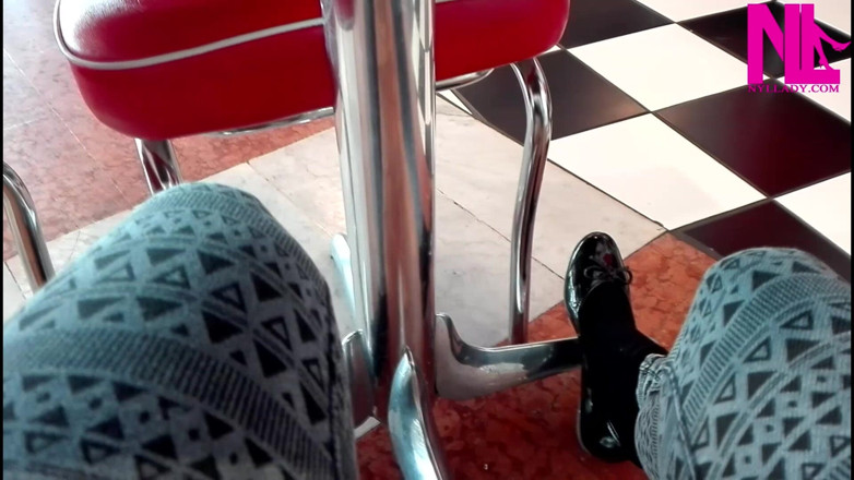 Nyllady: Joc cu pantofi în My Black Pattent Flats într-un bar