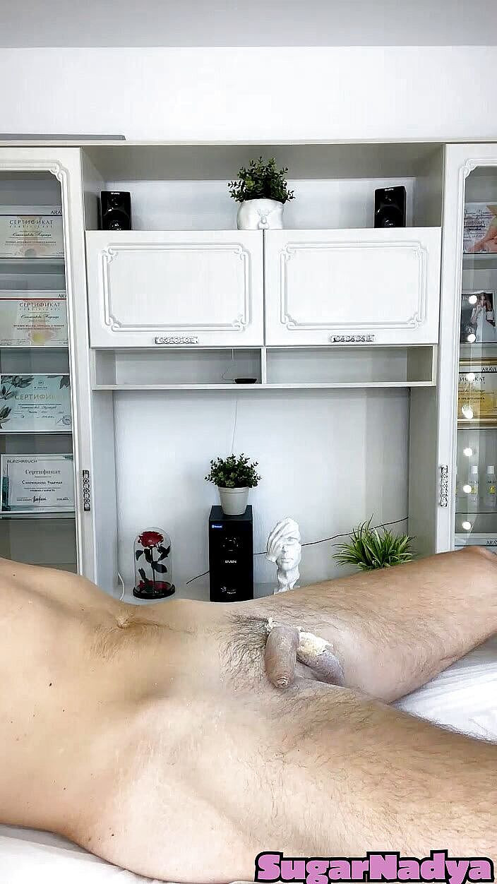 SugarNadya: Il cliente sborra energicamente durante la ceretta