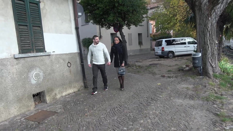 Transsexuell and gay club: Shemale knullar en stark stor man i sitt hem på...