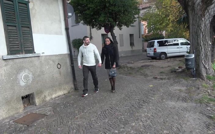Transsexuell: 人妖在第一次约会时在他家操一个强壮的男人