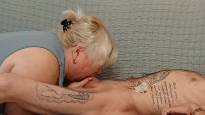 Zona901: Жена наблюдает, как сосед сосет мой хуй и глотает сперму