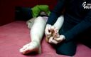 Czech Soles - foot fetish content: Kietelen aan haar grote bbw-voeten