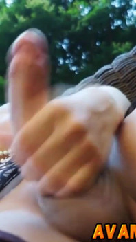 Schöne blonde transe masturbiert