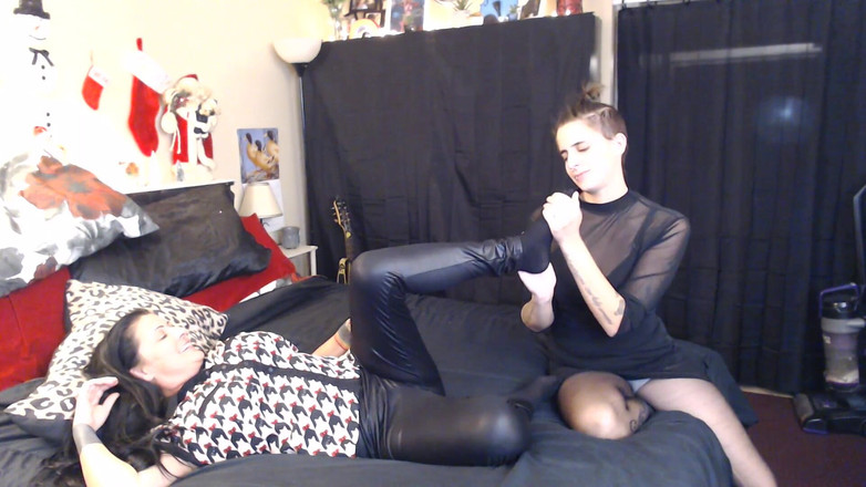 Abby Anna: Luktande meddelanden dyrkar Annas fötter nylon