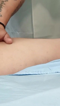 Masuję jej otwory olejkiem, a potem używam palców na jej mokrej cipce