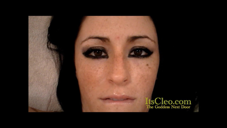 Cleo: クレオとベッドの上のロール