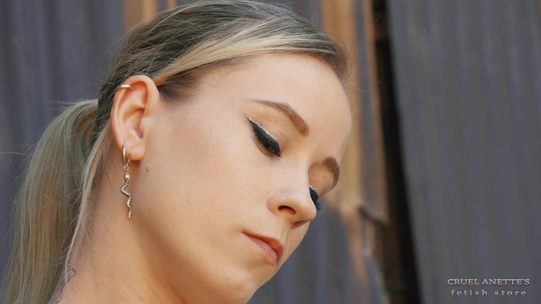 Cruel Anettes fetish world: Fumando all'officina di riparazione