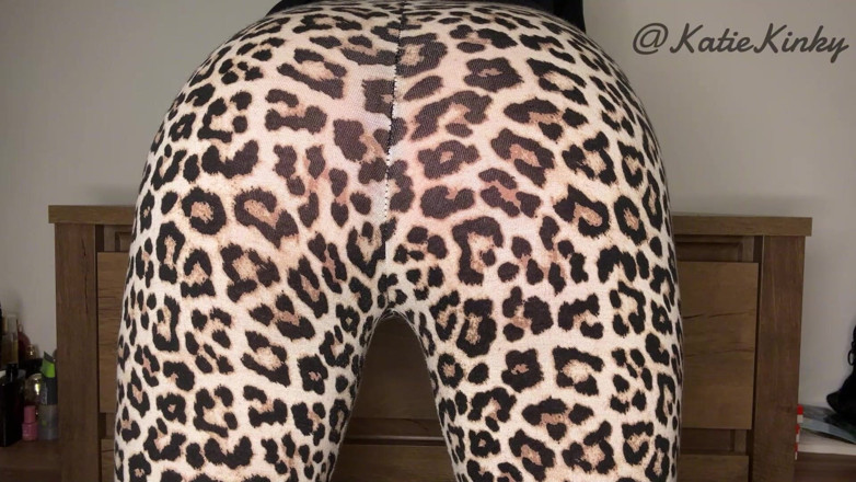 GassyKat: Leggings Fart Stinky Bombs!
