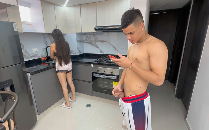 ManuelaAlvarez: Ich helfe meiner heißen stiefschwester mit ihrem hemd, damit ich...