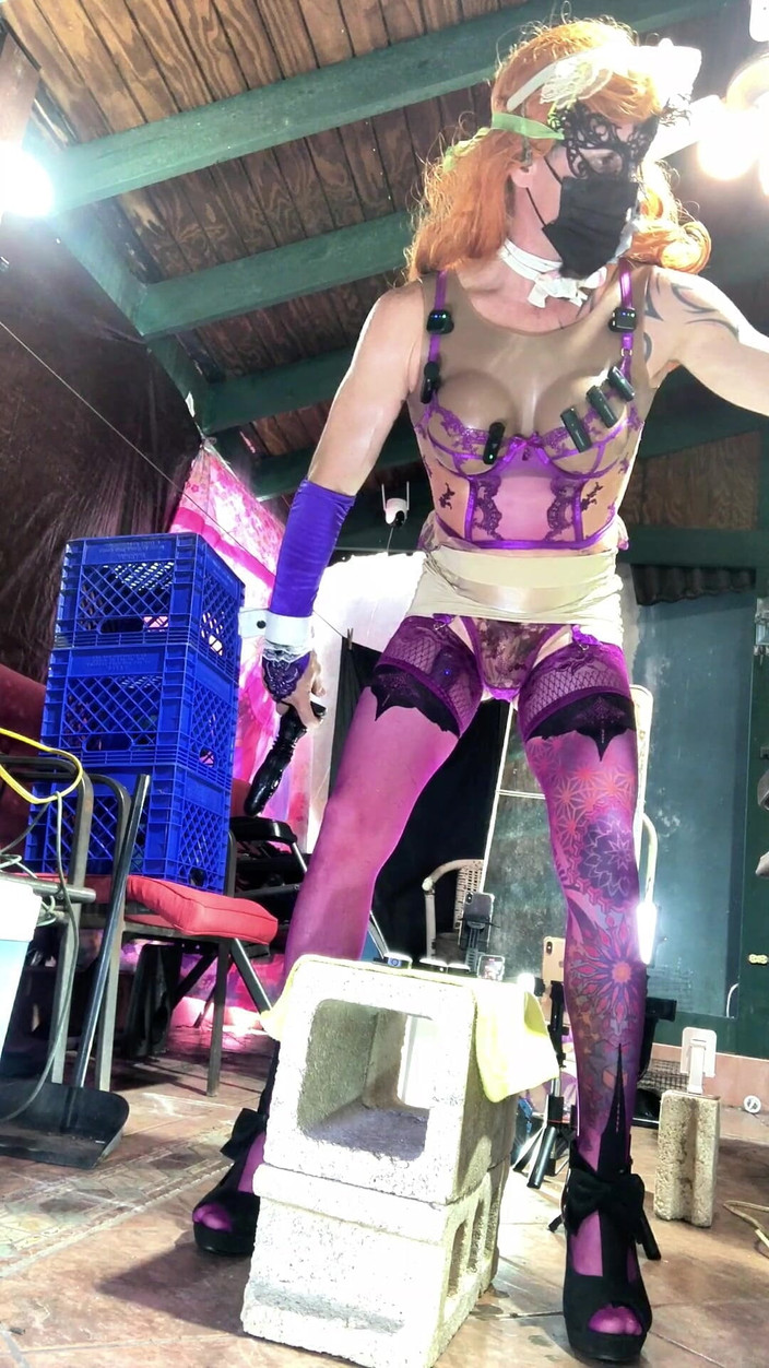 Benito414: Shemale seksi dalam pakaian dalam Violet masukkan botol ke dalam...