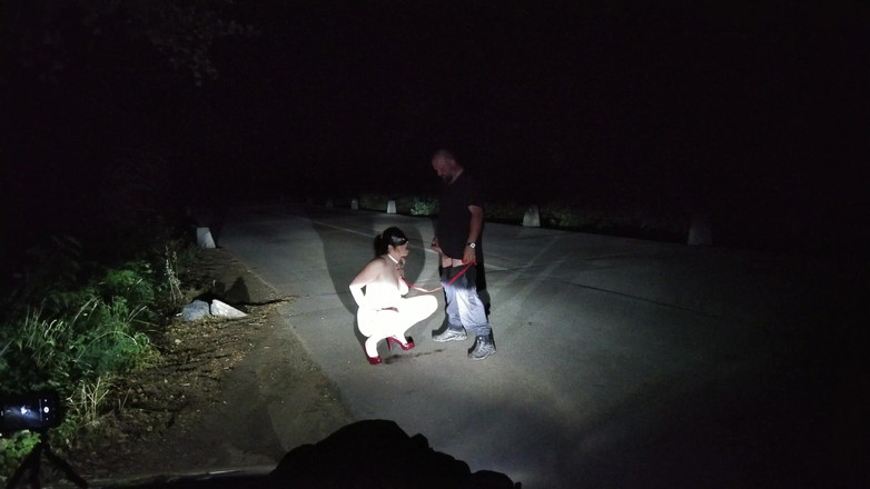 Toilet Mommy: 야외에서 여름 섹스를 오줌 싸는 늙은 돼지 변태