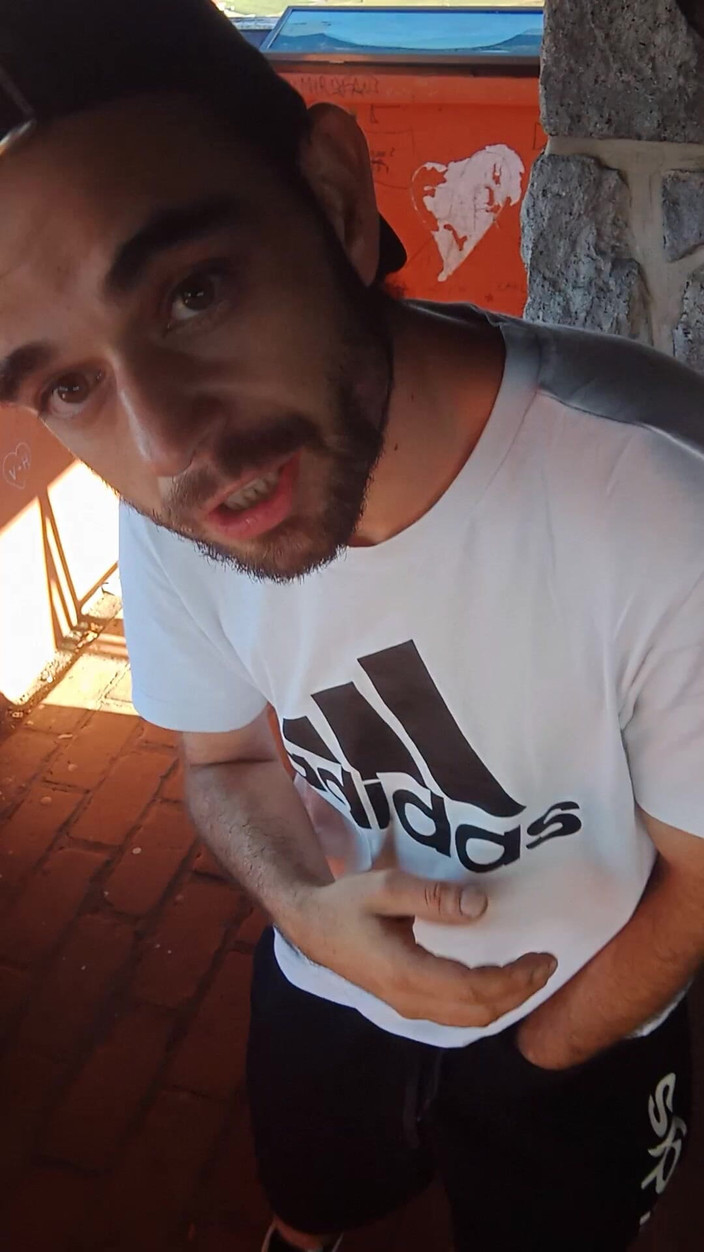 jerkofflover: Elle s’amuse avec lui en short