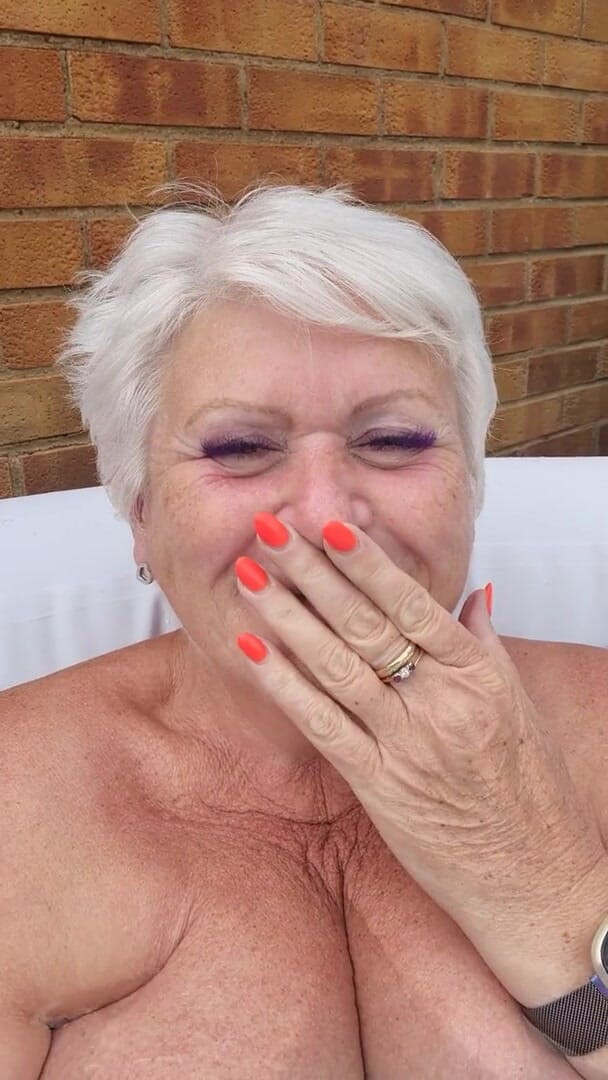 Uk Joolz: Farting in the hot tub!
