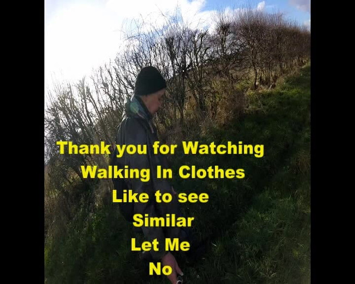 Andy: 穿着衣服外出散步