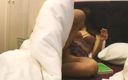 No panties TV: Ogolona ciasna cipka brunetka loszka dokucza na łóżku