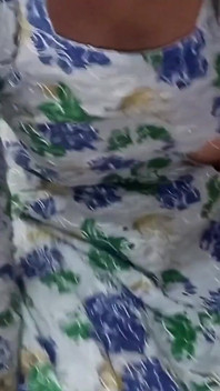 Servitoare indiană îmbrăcată în hainele stăpânei ei, dar a făcut sex anal cu proprietarul ei să-și ceară scuze