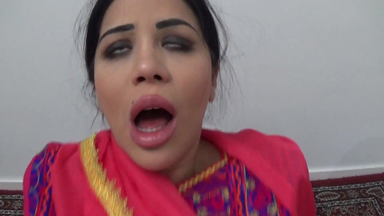 Amateur Homemade Porn: زوجة أب عربية بمؤخرة كبيرة تمارس الجنس مع ابن زوجها البالغ من العمر 18 عاماً