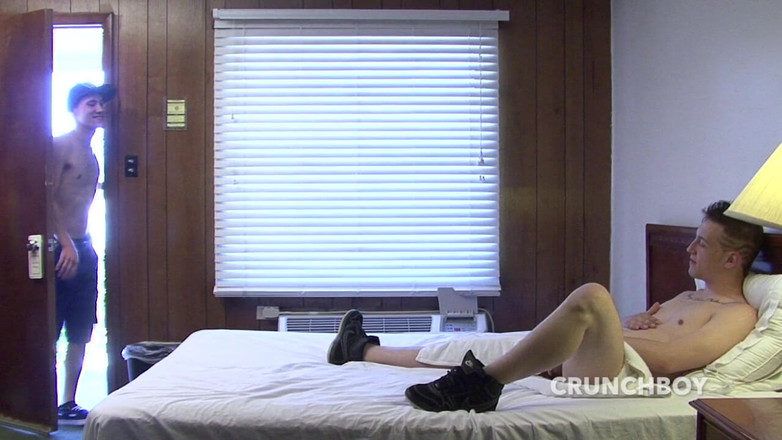 Gaybareback: 若いストレートはゲイの男性にフェラされることを受け入れる