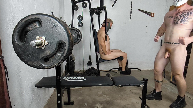 carmonaoficial: हैलोवीन के बीच में जिम में गिरा और नग्न