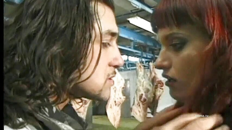 Monster Cocks: 屠场里的孤独红发女孩来到了错误的地方