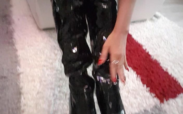LarisaCum: Aku pakai legging dan sepatu bot kulit paten panjang! Aku...