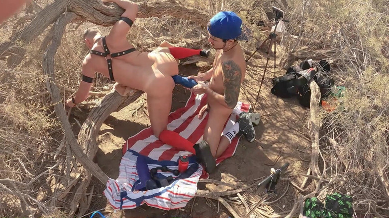 Latino4cumsluts: Фистинг и дилдо в его зияющую дырку