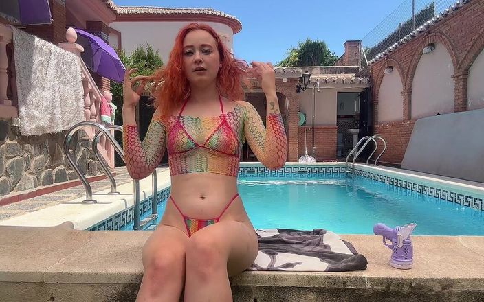 Sheryl X Sinclair: Espirrando com pó chhinkni em biquíni nas proximidades da piscina