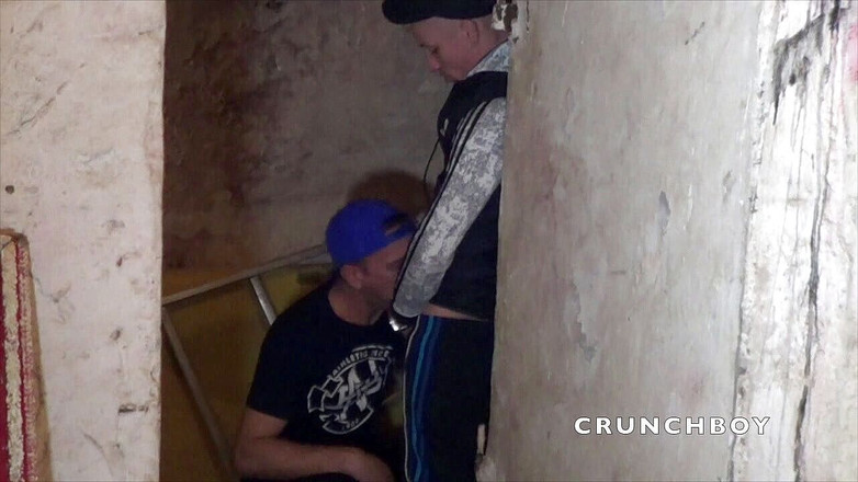 Gaybareback: Jordan在隐蔽的地下室被奥斯卡·伍德生性交