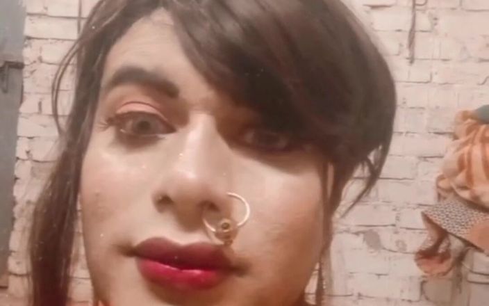 Urvashipatil123: Urvashi Rani глотает сперму, сосет член