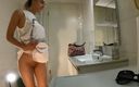 No panties TV: Het sexig tight fitta rödhårig flickvän i badrummet blinkar sin...