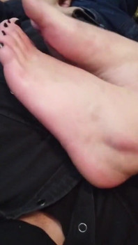Adorando los pies de una dama gótica tatuada