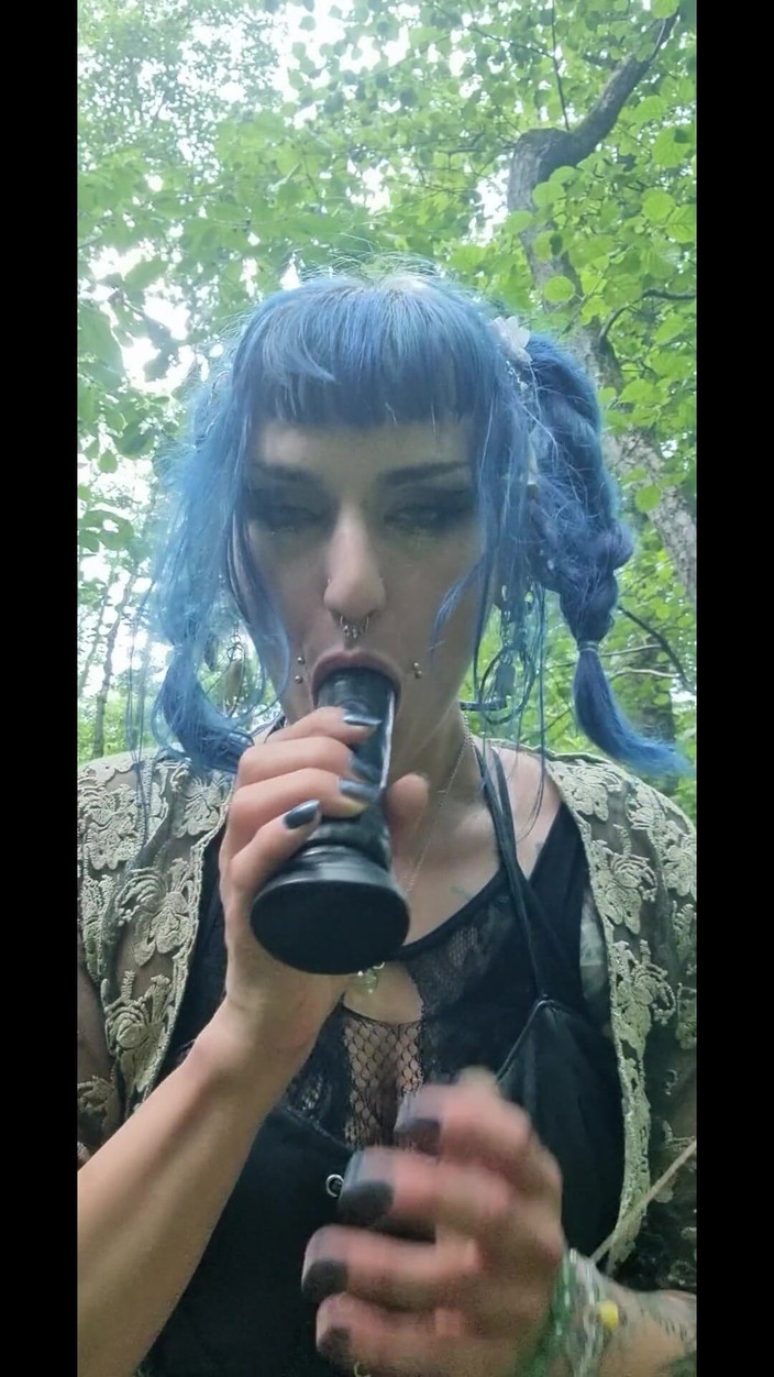 Mania Pigmilk: Gobilngirly mengendarai dildo di hutan