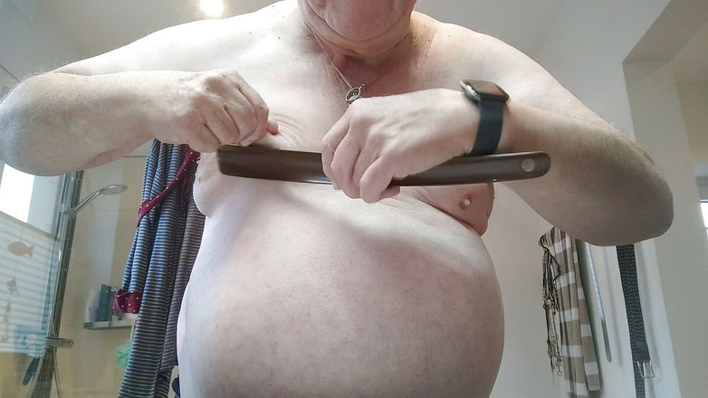 Karlchengeil: Göğüslerim - dayaktan kırmızı