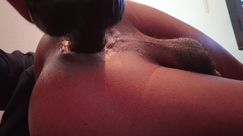 Juelz: Bubblebutt Takes Dildo