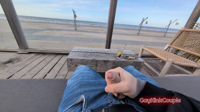 GayKinkCouple: Wank berisiko di Pantai