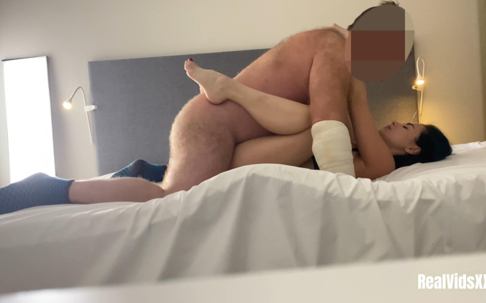 Real Vids XXX: Starší chlap má pěkný večer s hezkou mladou šlapkou