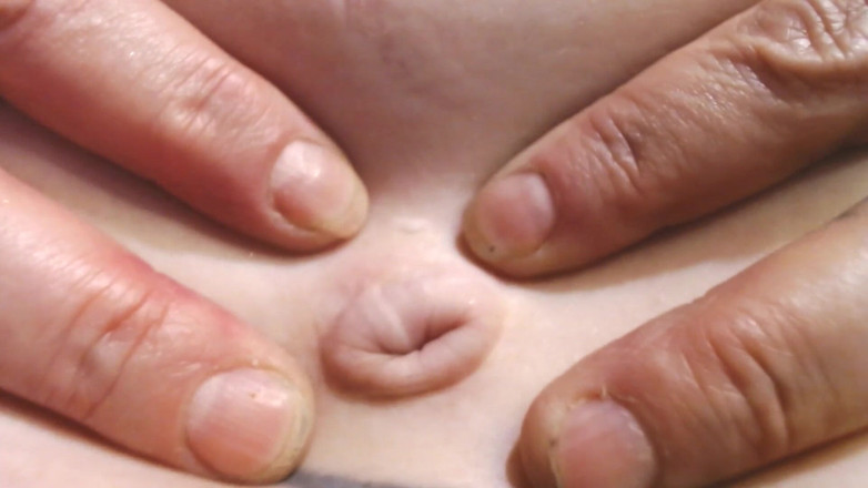 Abby Anna: Zblízka Deep Belly Button