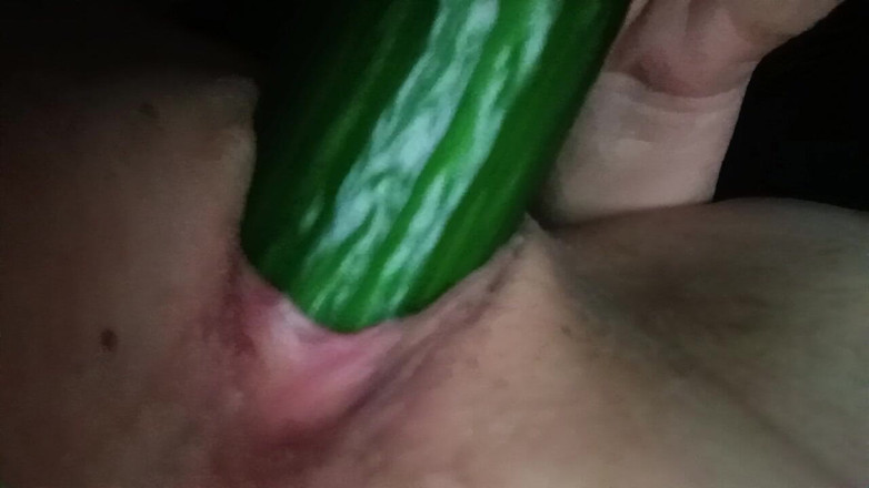 Dirty Milf: Acordo com tesão à noite e começo a foder minha buceta...