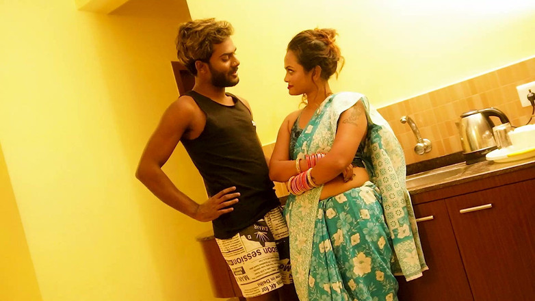 Xtramood: Bhabi seksi kotor berkongkek dengan deborjinya di bilik dapur