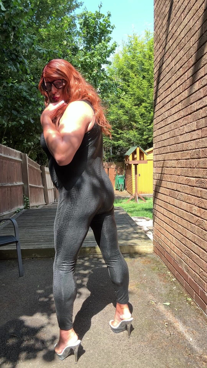 Kellycd2022: Crossdresser seksi Kellycd2022 dalam pakaian kucing pvc hitam dan tumit